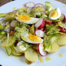 Przepis na Sałatka z młodych ziemniaków, szparagów i rzodkiewki z jajkiem