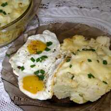 Przepis na Zapiekanka kalafiorowo ziemniaczana z jajkiem sadzonym na obiad...