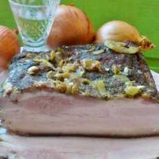 Przepis na Boczek pieczony z cebulą i żubrówką