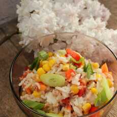Przepis na Kolorowa sałatka ryżowa z tuńczykiem