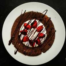 Przepis na Omlet czekoladowy z truskawkami i jogurtem, polany czekoladą