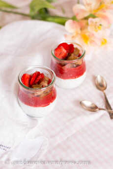 Przepis na Superfood #2, czyli domowy jogurt z nasionami chia, musem truskawkowym i karmelizowanym rabarbarem