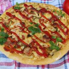Przepis na Pizza z szynką, pomidorem, ogórkiem kiszonym i orzechami nerkowca