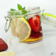 Przepis na Zdrowa woda z truskawkami, cytryną i miętą