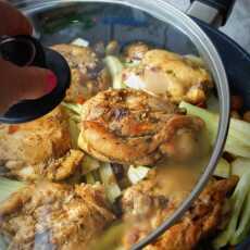 Przepis na Kurczak pieczony w patelni z bobem, suszonym pomidorem , fenkułem i śliwką. Na winie.
