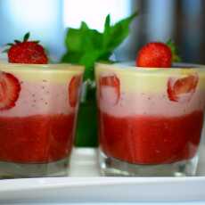 Przepis na Trójkolorowy mus jogurtowo-truskawkowy
