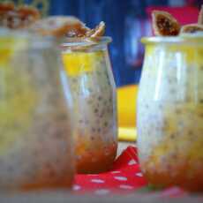 Przepis na Nasiona chia w jogurcie z syropem z mango, suszoną figą i miętą