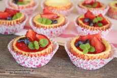 Przepis na Mini serniczki z frużeliną truskawkową i owocami