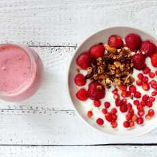 Przepis na JOGURT NATURALNY Z POZIOMKAMI I TRUSKAWKAMI 