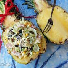 Przepis na Sałatka w ananasie (z wędzonym kurczakiem)