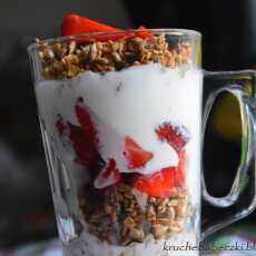 Przepis na Jogurt, truskawki, prażone płatki owsiane i słonecznik z dodatkiem miodu