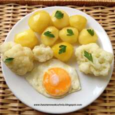 Przepis na Młode ziemniaki z jajkiem sadzonym i kalafiorem