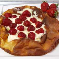 Przepis na Dutch baby z truskawkami i mascarpone