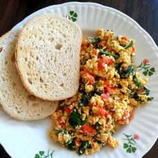 Przepis na Jajecznica ze szpinakiem i pomidorami
