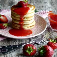 Przepis na Maślankowe pancakes z sosem truskawkowym