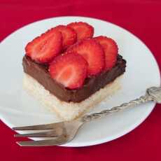 Przepis na Biszkopt z kremem czekoladowym i truskawkami, 10 pomysłów na truskawkę