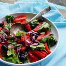 Przepis na Sałatka do obiadu z sałaty, czarnych oliwek, marynowanej papryki, pomidora i cebuli