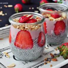 Przepis na Śniadaniowa chia z jogurtemi i truskawkami
