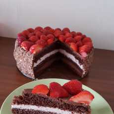 Przepis na Tort czekoladowo-truskawkowy