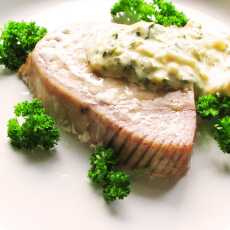 Przepis na Stek z tuńczyka pieczony, podany z sosem musztardowym na winie i frytkami