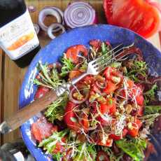 Przepis na Pyszna sałatka z pomidorów z orzechami i fetą