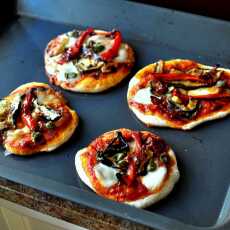 Przepis na Mini pizze z pieczonymi warzywami i mozzarellą