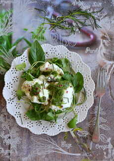 Przepis na Pesto z ziela oliwnego, Mozzarella di Bufala i rukiew wodna. Sałatka na lato!