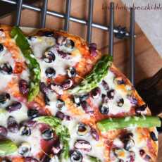 Przepis na Pizza z salami, szparagami, fasolką i oliwkami