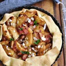 Przepis na Tarta z pieczonymi jabłkami, rabarbarem, miętą i sosem karmelowo- cynamonowym 