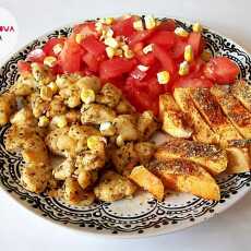 Przepis na Pierś kurczaka z frytkami z batata, pomidorem i liofilizowaną kukurydzą