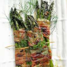 Przepis na Grillowane zielone szparagi (z boczkiem)