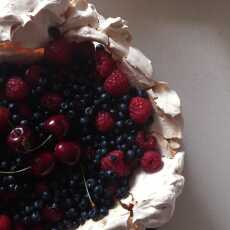 Przepis na Letni tort bezowy z kremem i owocami