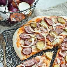 Przepis na Domowa pizza wiejska z kiełbasą, boczkiem, ogórkiem kiszonym i cebulą