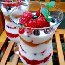 Przepis na Deser jogurtowy z owocami lata