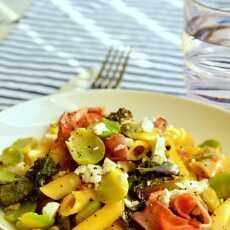 Przepis na Makaron z bobem, szynką, jarmużem i fetą 