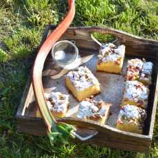 Przepis na Ciasto drożdżowe bez wyrabiania z rabarbarem i truskawkami