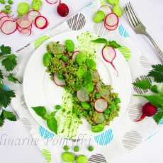 Przepis na Sałatka z quinoa z miętowym pesto, bobem i zielonym groszkiem