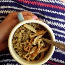 Przepis na Prosta quinoa z zieloną soczewicą i białymi grzybkami shimeji