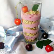 Przepis na Mus jogurtowy z crunchy i owocami