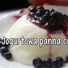 Przepis na Jogurtowa panna cotta z musem jagodowym