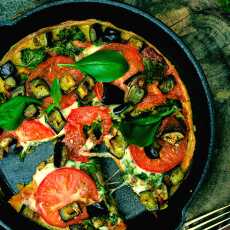 Przepis na Pizza na spodzie socca z pieczonym bakłażanem, jarmużem i mozzarellą
