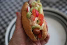Przepis na Hot dog z parówką i sałatką