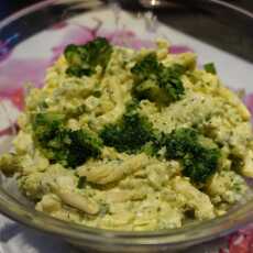 Przepis na Sałatka makaronowa z brokułem i jajami w czosnkowym aromacie