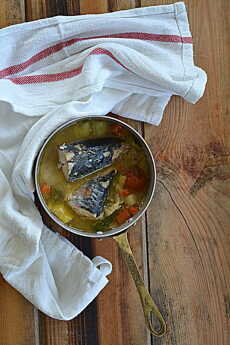 Przepis na Psarosoupa lemono czyli zupa rybna z cytryną z Itaki. I morskie refleksje…