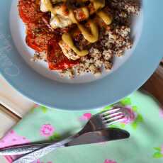 Przepis na Quinoa z pieczonymi pomidorami i roladkami drobiowymi z sosem musztardowo-cytrynowym