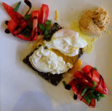 Przepis na Niedzielne śniadania: jajka w koszulkach na grillowanym pumperniklu z serem, hummus, pomidory z glazurą balsamiczną