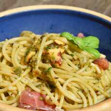Przepis na Spaghetti z pesto bazyliowo- pomidorowym, migdałami