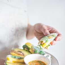 Przepis na Spring rolls z kurczakiem, mango i awokado, z orzeźwiającym sosem z marakui