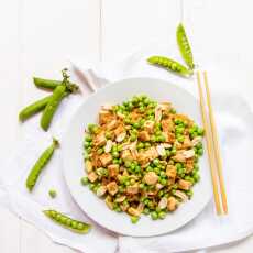 Przepis na Low-carb pad thai z makaronu z alg morskich z tofu i zielonym groszkiem