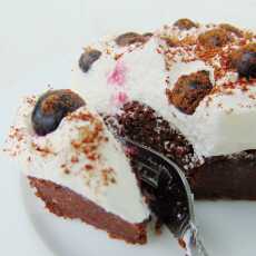 Przepis na Ciasto czekoladowo-cynamonowe z bitą śmietaną i porzeczkami